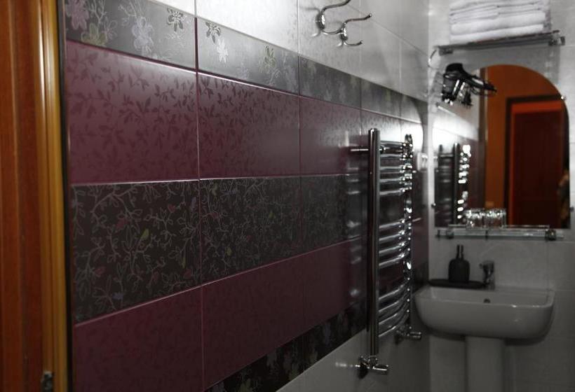 펜션 Azoyan Guest House