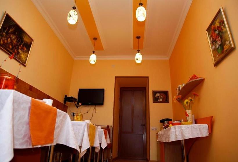 펜션 Azoyan Guest House