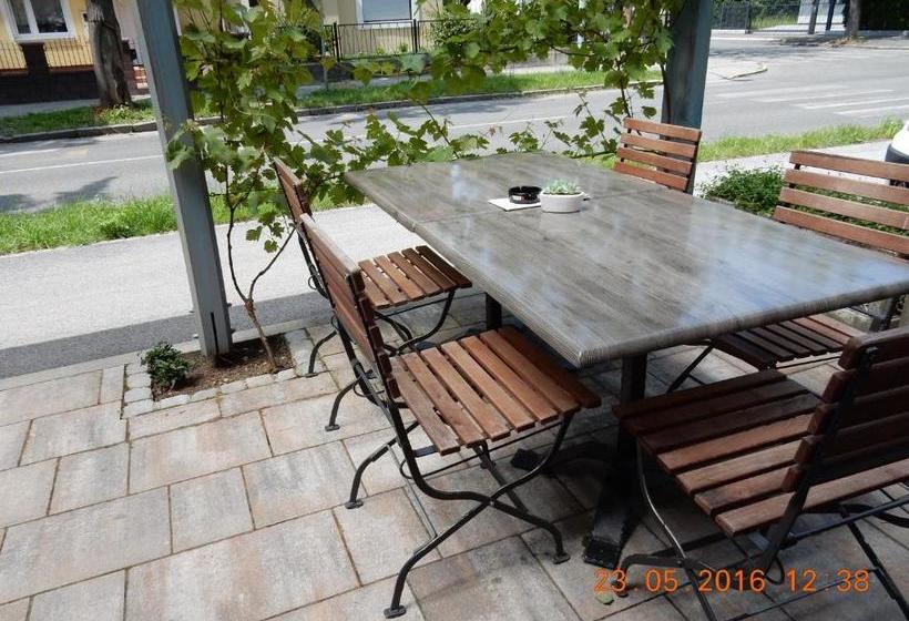 پانسیون Rooms & Apartments Parma