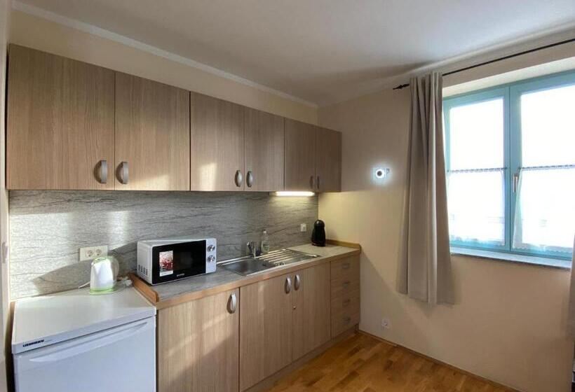 پانسیون Rooms & Apartments Parma