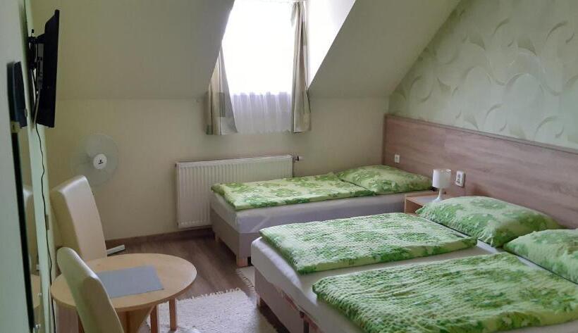 ペンション Hajnalka Vendégház