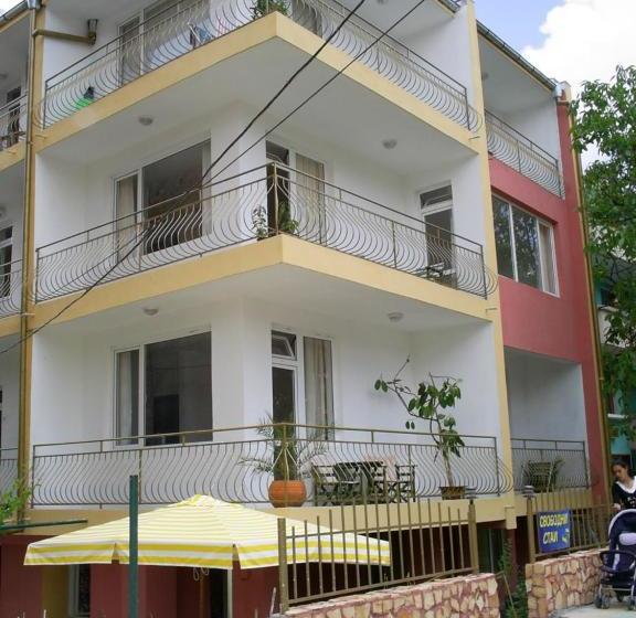 بنسيون Kazlarov Guest House