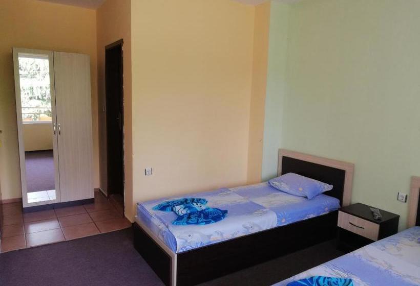 פנסיון Kazlarov Guest House