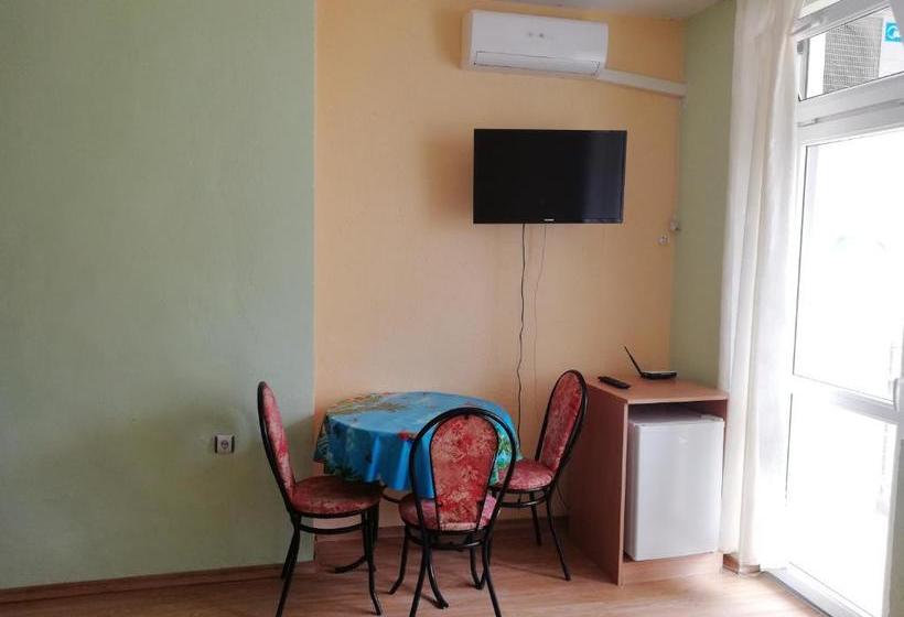 بنسيون Kazlarov Guest House