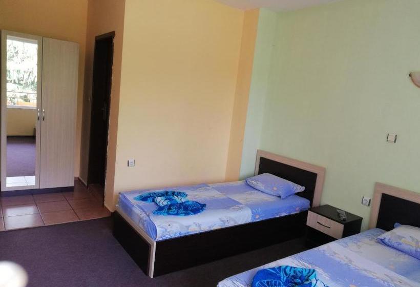 بنسيون Kazlarov Guest House