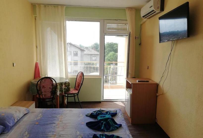 פנסיון Kazlarov Guest House