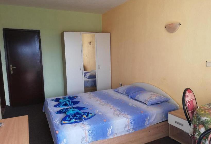 بنسيون Kazlarov Guest House