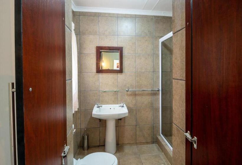 بنسيون Lala Dene Lodge