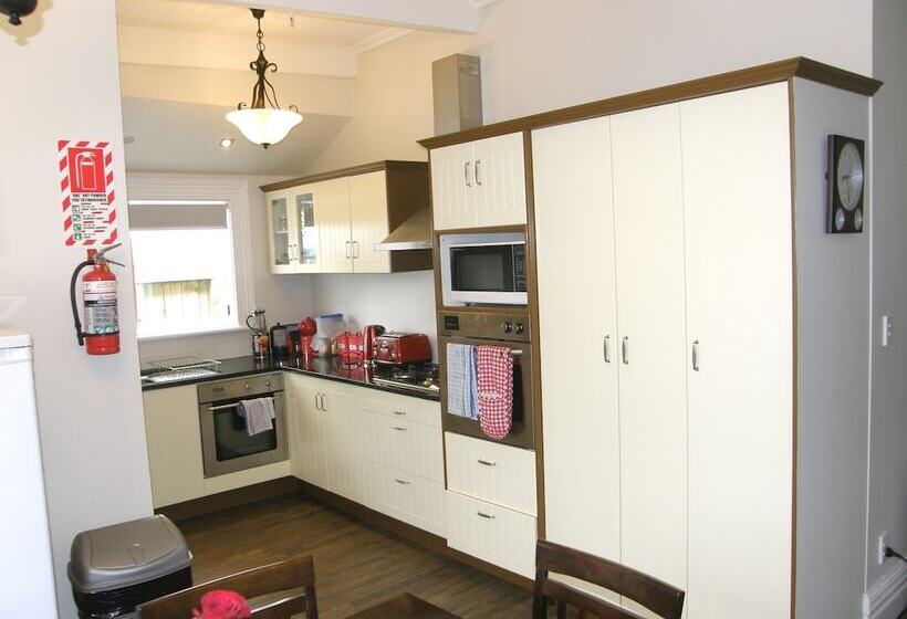 펜션 Ponsonby Manor