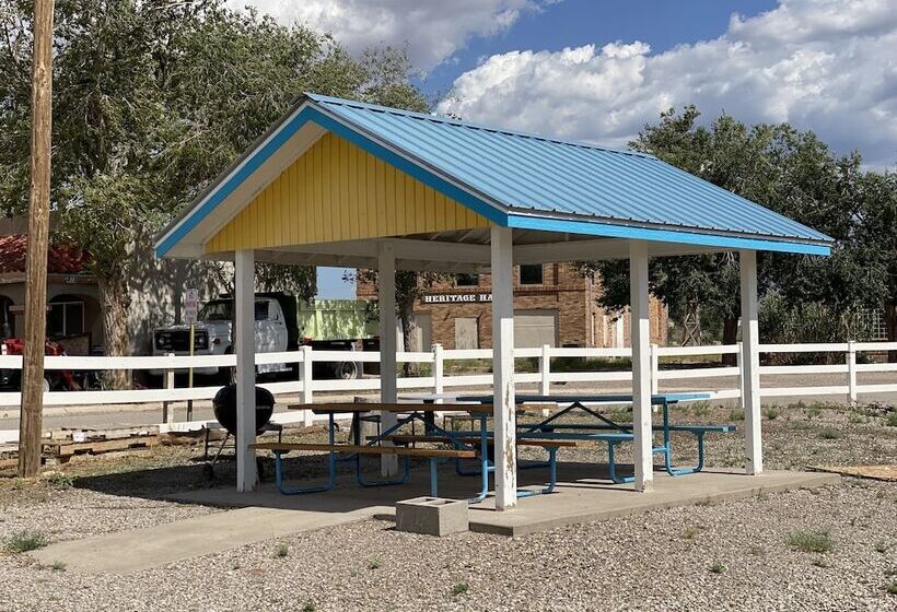 Общежитие Rainbow Inn & Cottages