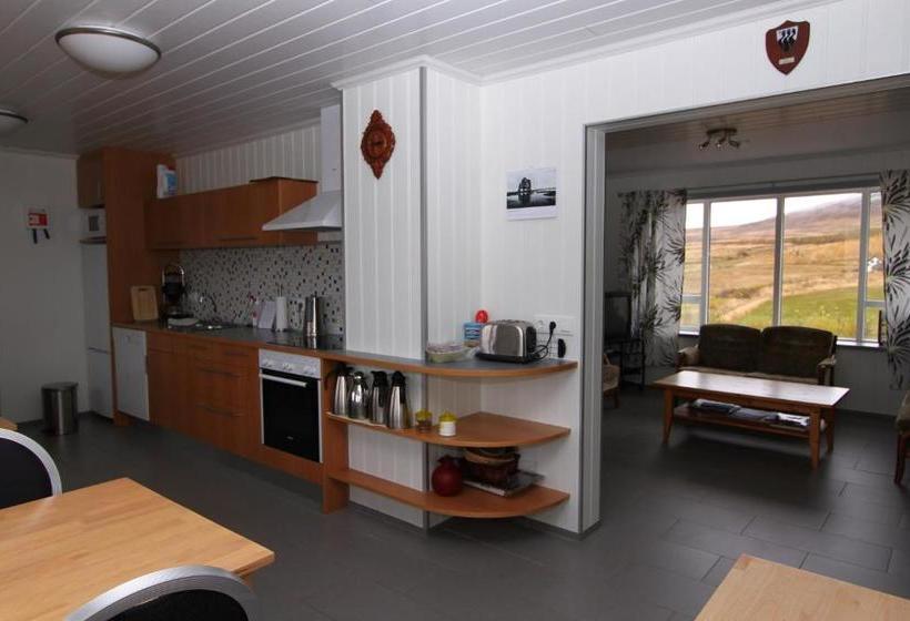 هتل Guesthouse Steindórsstadir, West Iceland
