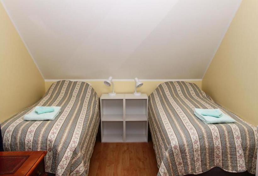 هتل Guesthouse Steindórsstadir, West Iceland