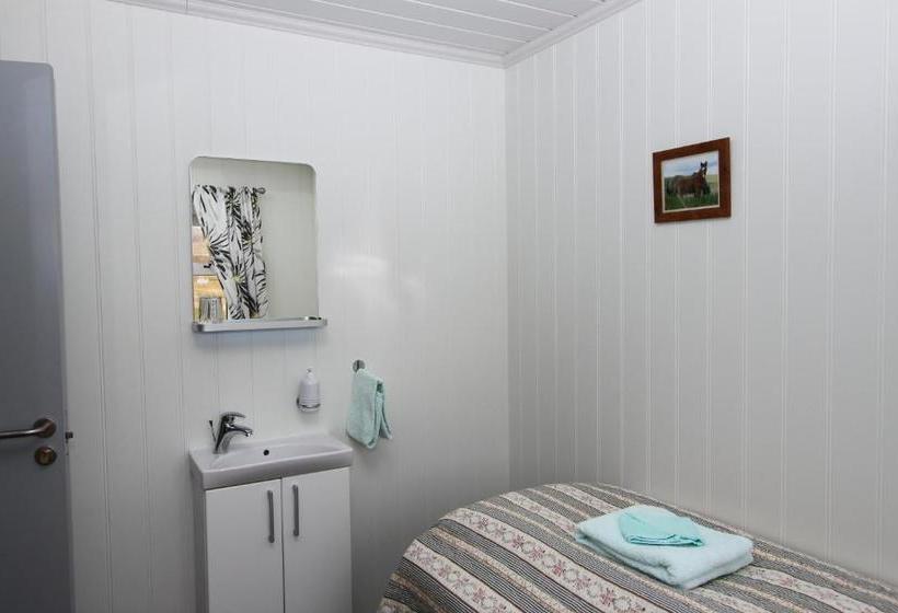 هتل Guesthouse Steindórsstadir, West Iceland