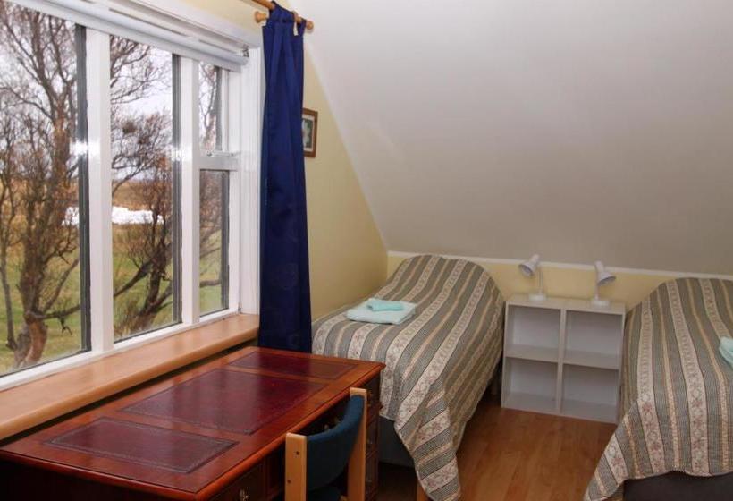 هتل Guesthouse Steindórsstadir, West Iceland