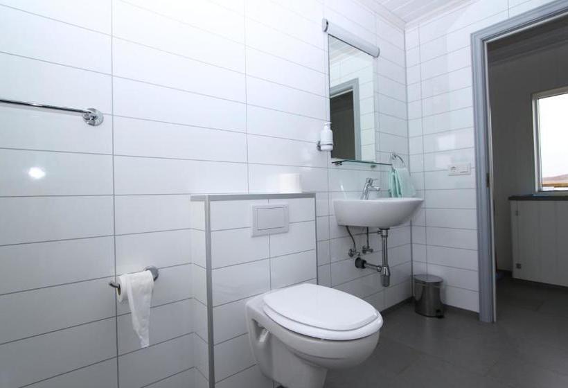 هتل Guesthouse Steindórsstadir, West Iceland