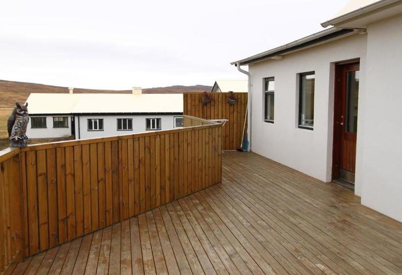 هتل Guesthouse Steindórsstadir, West Iceland