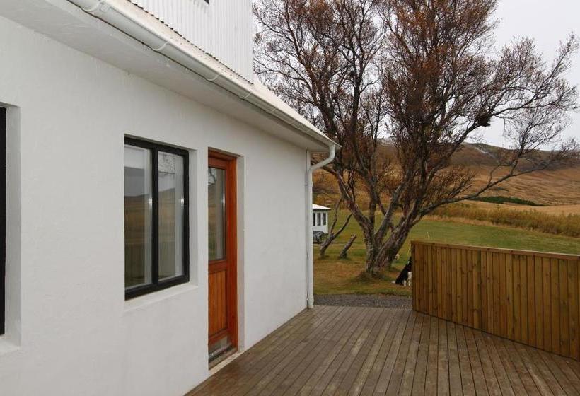 هتل Guesthouse Steindórsstadir, West Iceland