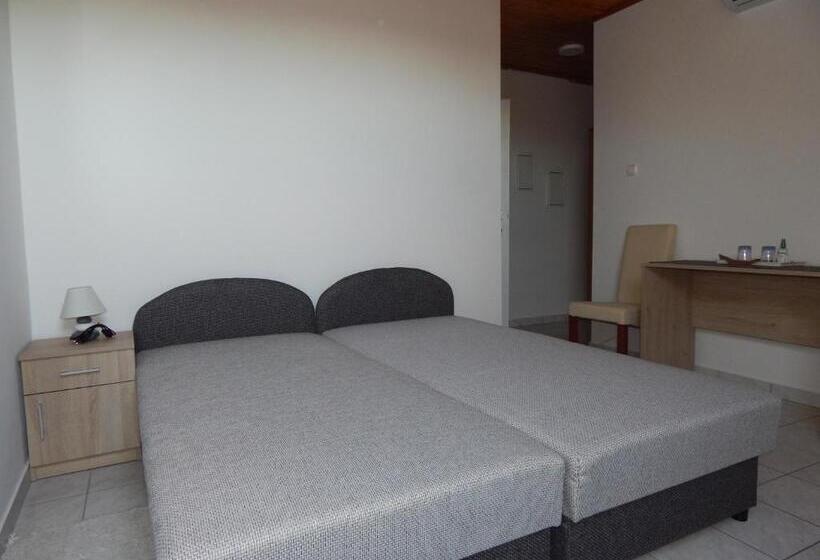 پانسیون újsziget Vendégház