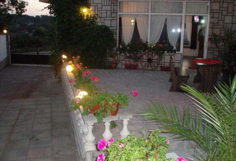 Пансион Mania Guest House