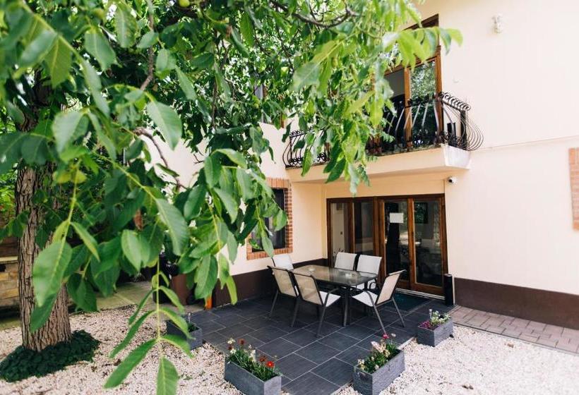 Vén Diófa De Lux Panzió