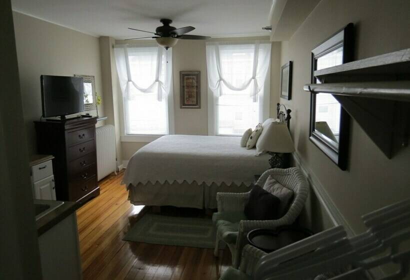 فندق صغير Cafe Drydock & Inn