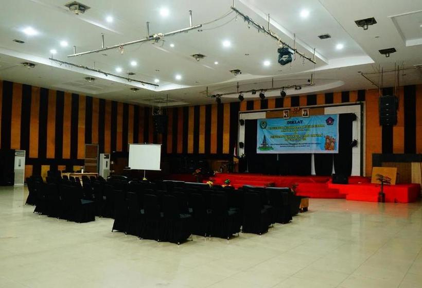 ホテル Oyo 629 Grand Vella