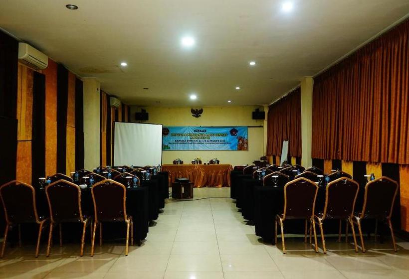 ホテル Oyo 629 Grand Vella