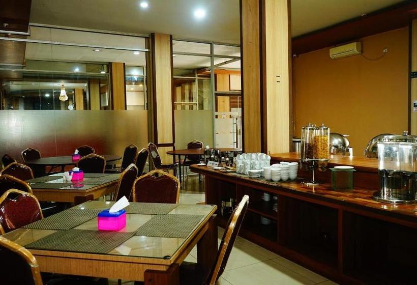 ホテル Oyo 629 Grand Vella