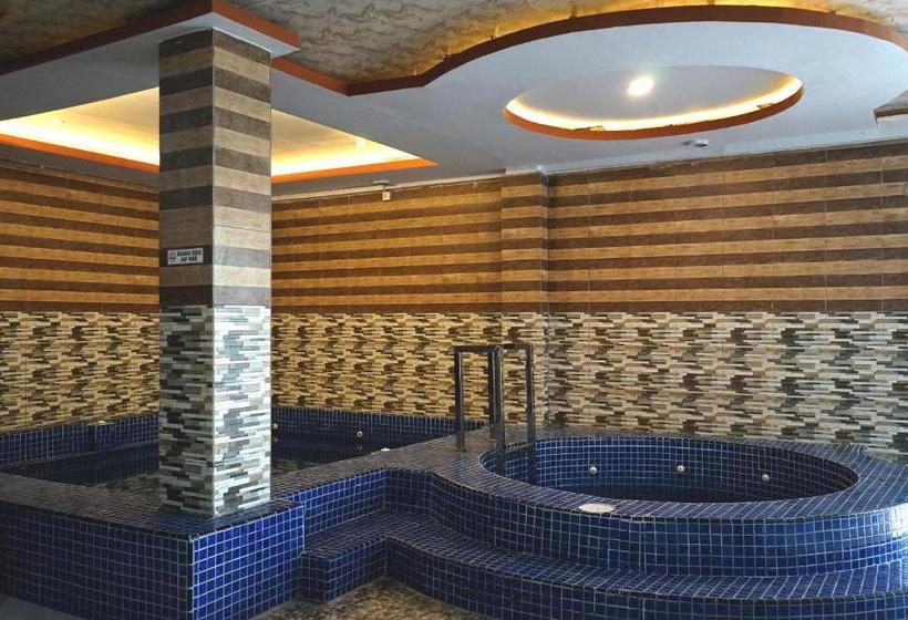 ホテル Oyo 629 Grand Vella