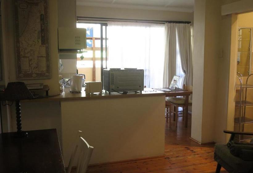 پانسیون Dempsey S Self Catering Guest House