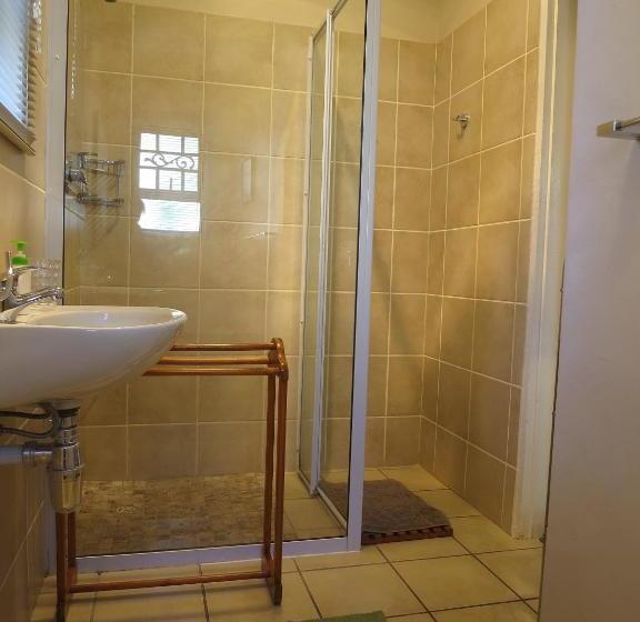 پانسیون Dempsey S Self Catering Guest House