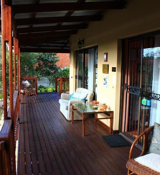 پانسیون Dempsey S Self Catering Guest House