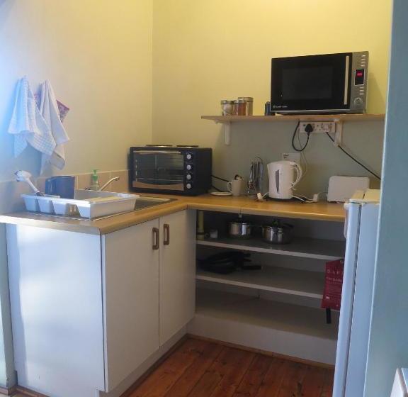 پانسیون Dempsey S Self Catering Guest House