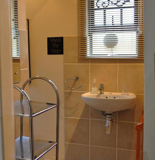 پانسیون Dempsey S Self Catering Guest House