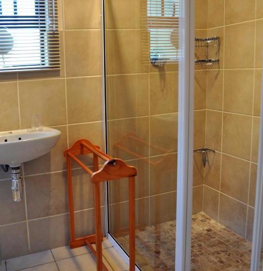 پانسیون Dempsey S Self Catering Guest House