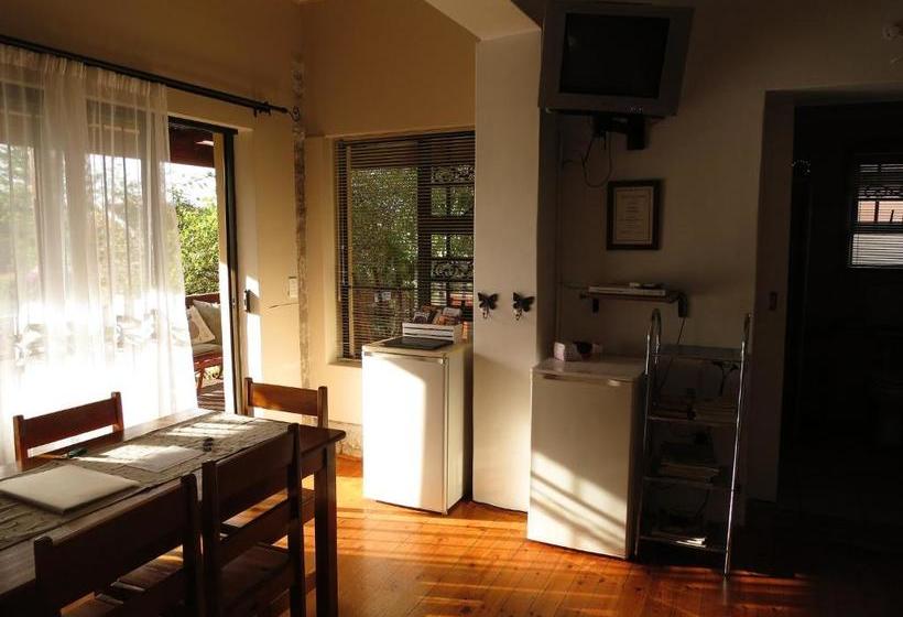 پانسیون Dempsey S Self Catering Guest House