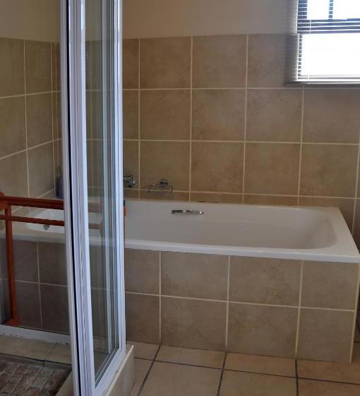 پانسیون Dempsey S Self Catering Guest House