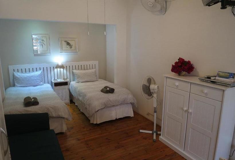 پانسیون Dempsey S Self Catering Guest House