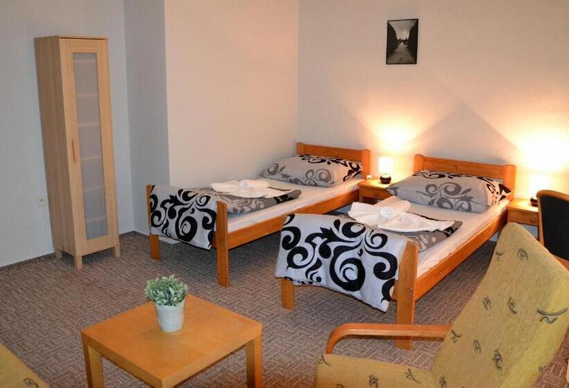 膳宿费 Excalibur Penzion A Restaurace