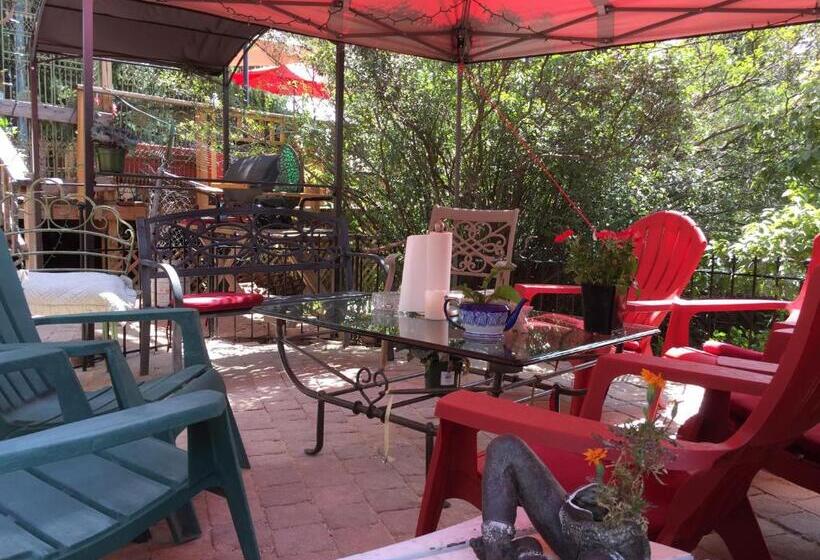 Пансион Mystic Portal 420 Guesthouse