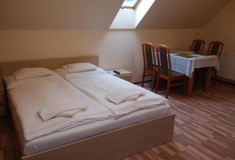 بنسيون Tip Top Lak Vendégház