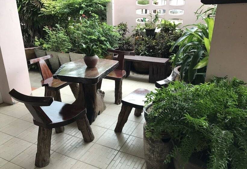 Общежитие Ponlaan Apartment