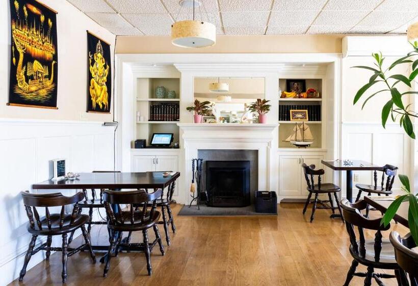 ユースホステル Rhea S Inn