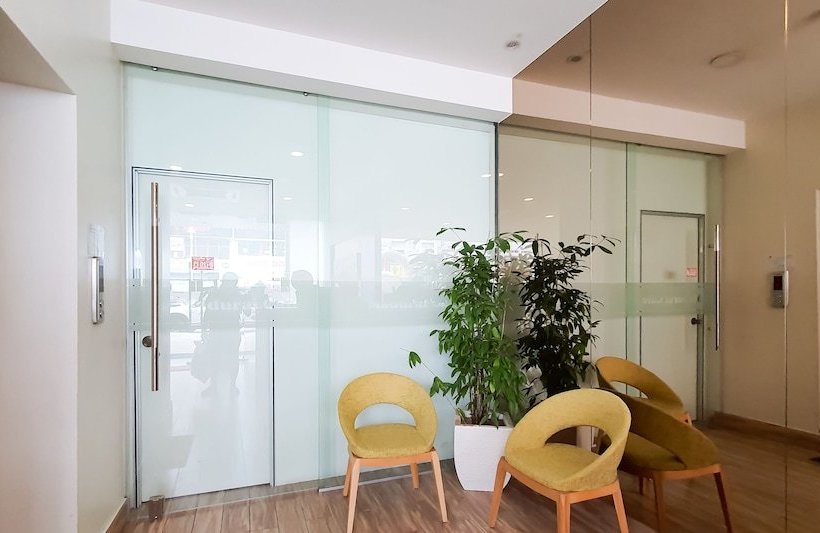 호텔 Capital O 90574 Glo