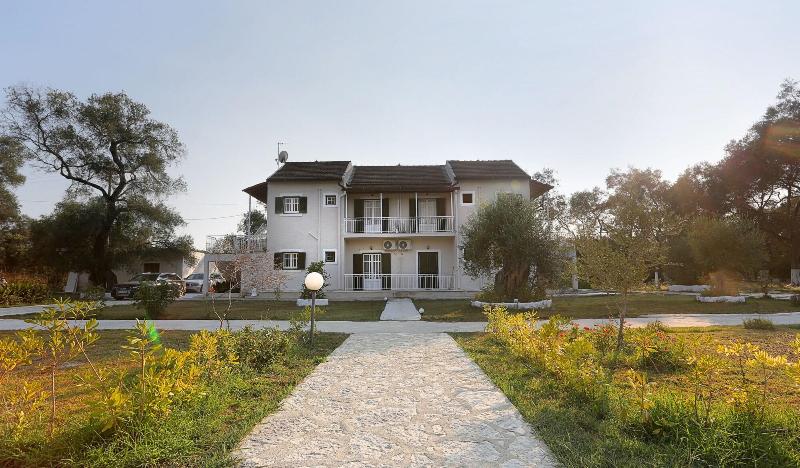 בית מלון כפרי Alykes Family Resort