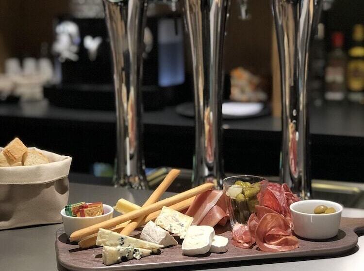 Отель Campanile Laval Nord