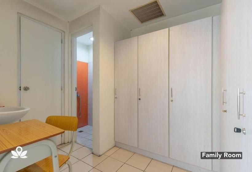 Отель Golden Panda Dormtel By Zen Rooms