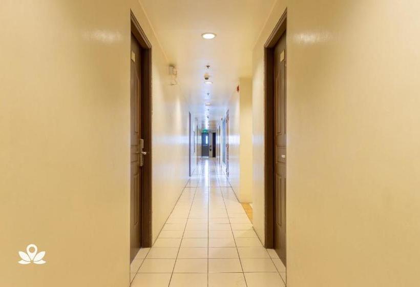 Отель Golden Panda Dormtel By Zen Rooms