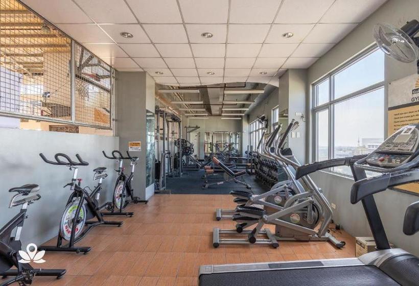 Отель Golden Panda Dormtel By Zen Rooms