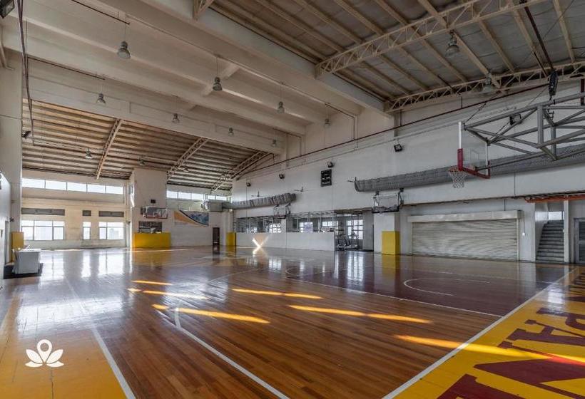 Отель Golden Panda Dormtel By Zen Rooms